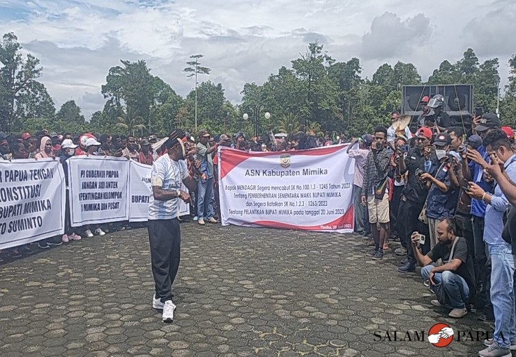 RATUSAN MASSA GELAR DEMO MENOLAK PJ BUPATI MIMIKA VALENTINUS SUDARJANTO SUMITO