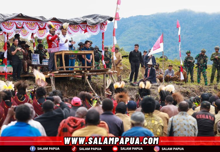 Gubernur Meki Nawipa Dan Wagub Deinas Geley Jumpai Masyarakat Di Sinak Kabupaten Puncak