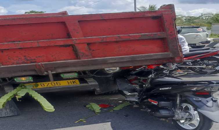 TABRAK TRUK DI DEPAN KANTOR BUPATI MIMIKA, SEORANG PELAJAR SMA TEWAS DAN TEMANNYA KRITIS