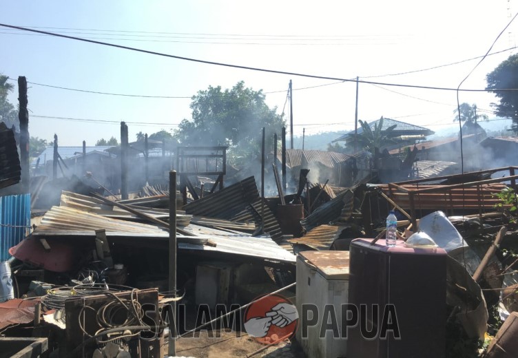 Sebuah Rumah Di Nabire Dilalap Si Jago Merah, Seorang Pria Paruh Baya Terjebak Di Dalam Rumah