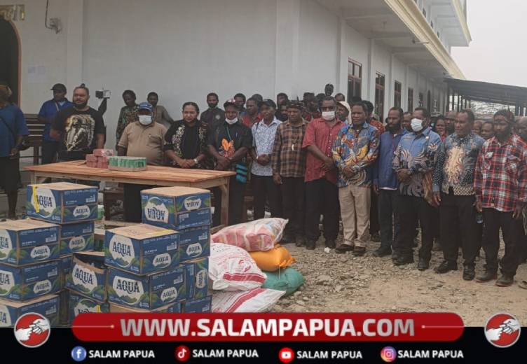 Bupati Kabupaten Nduga, Yoas Beon, S.IP foto bersama dengan warga usai menerima barang subsidi cargo pada Konferda GKII di Jemaat Sion Kenyam, Jumat (16/10/2026)(Salampapua.com/Elea Worom)