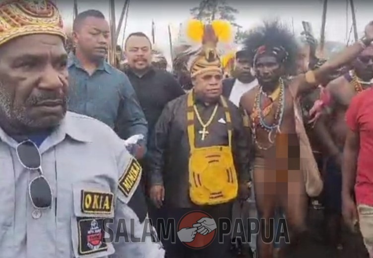 Warga Berbondong-bondong Jemput Eltinus Omaleng Pulang Di Timika