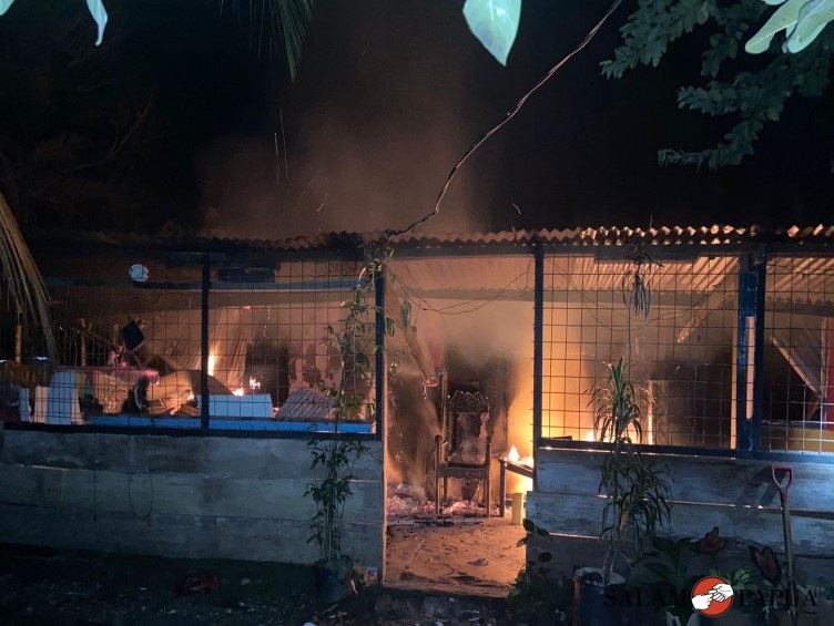 RUMAH WARGA KILOMETER 7 MIMIKA HABIS DILALAP SI JAGO MERAH