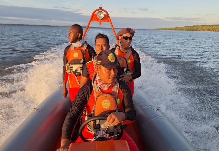 LONG BOAT TERBALIK DI MUARA ATSY, SATU ORANG HILANG DAN ENAM LAINNYA SELAMAT