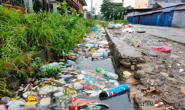 PARIT TERTUTUP SAMPAH, AIR TERGENANG DI JALAN HINGGA KE HALAMAN SDI KOPERAPOKA DAN KANTOR LURAH