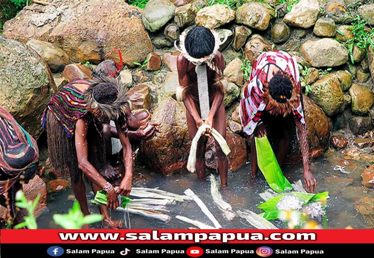 Bukan Di Pantai Lho! Wisata Air Garam Ini Ada Di Lembah Baliem Wamena