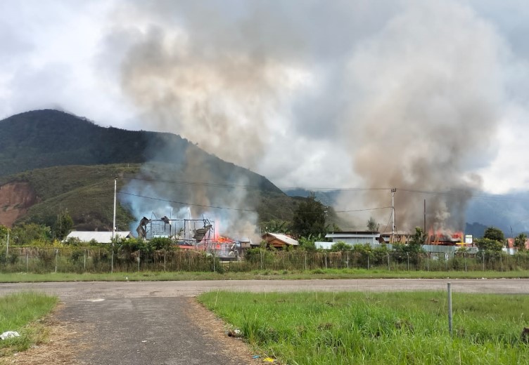 DOGIYAI MEMANAS, APARAT DISERANG MASSA DAN RUMAH WARGA DIBAKAR, KAPOLDA PAPUA UTUS 1 PELETON BRIMOB