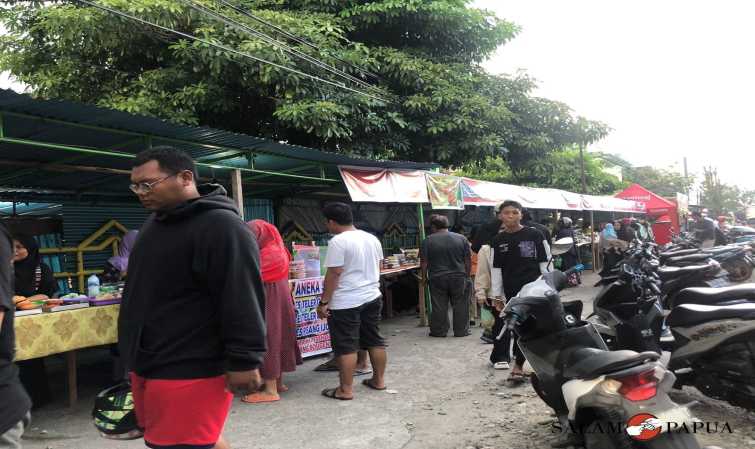 WARGA BERBURU TAKJIL DI DEPAN MASJID BABUSALAM TIMIKA