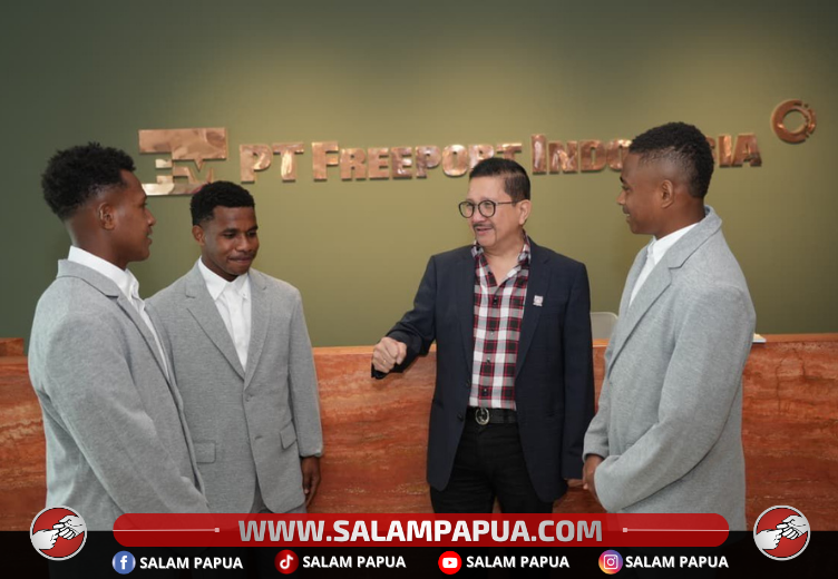 Presiden Direktur PTFI Tony Wenas beramah tamah dengan para pemain muda PFA yang akan mengikuti Elite Camp 2026 di Austria (kiri ke kanan: Yance Glen Imbiri, Jupri Kogoya, Tony Wenas, Dolvi T. Salossa) (salampapua.com/Foto: Corp.Comm PTFI)