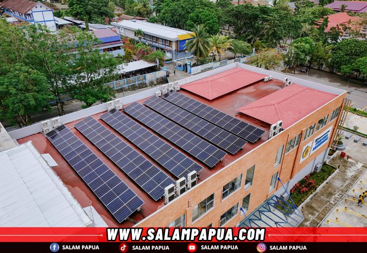 Gedung Pusat Sains dan Kemitraan UNCEN dirancang sebagai fasilitas perkuliahan modern yang ramah lingkungan, menggunakan solar panel