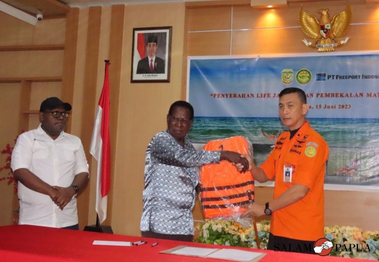 PTFI BERSAMA BASARNAS MEMBAGIKAN JAKET PELAMPUNG KEPADA 12 DISTRIK WILAYAH PESISIR MIMIKA