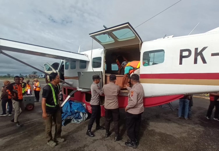 Jenazah Tukang Bangunan Yang Diserang KKB Di Puncak Dievakuasi Ke Mimika