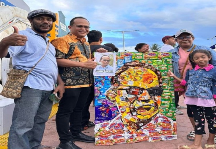 MELIHAT KARYA ORANG ASLI PAPUA: LUKISAN WAJAH VP DIVISI LINGKUNGAN FREEPORT DARI SAMPAH PLASTIK