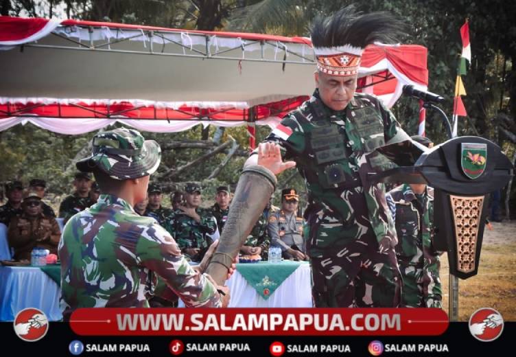 11.	Tabuhan Tifa Penutup oleh Pangdam XVII/Cenderawasih, Mayjen TNI Febriel Buyung menjadi tanda ditutupnya kegiatan TMMD Ke 128 Kodim 1710/Mimika (Humas Kodim 1710/Mimika)
