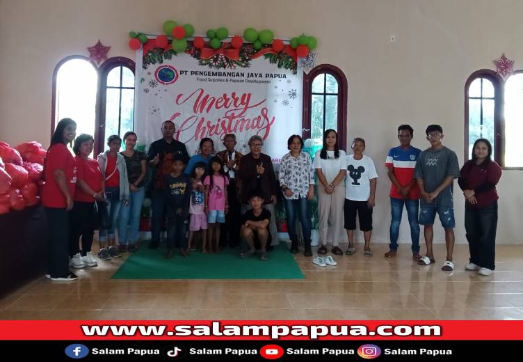 Foto bersama Yayasan Melati Peduli Papua usai penyerahan bingkisan Natal dengan pihak Gereja GPdI Pniel, Kampung Mulia Kencana, SP7, Sabtu (27/12/2025)(Dokumen YMPT)
