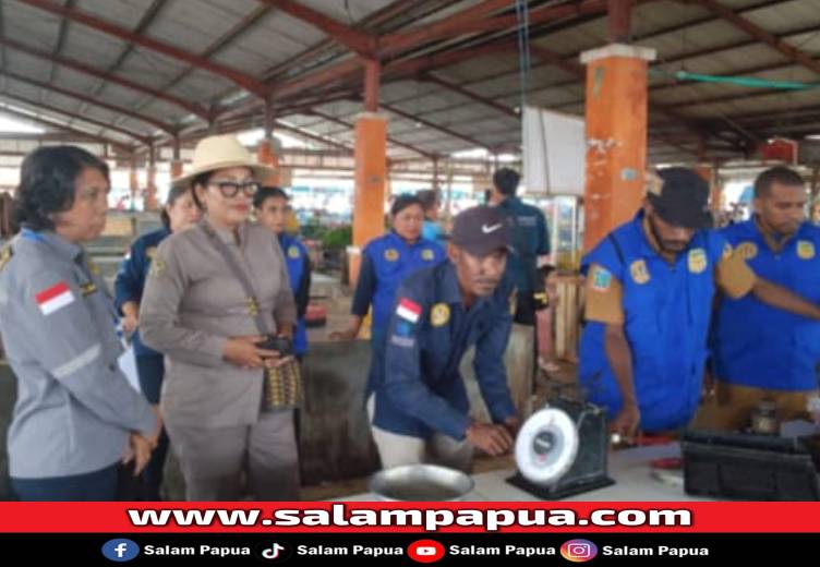 Pedagang Curang, Disperindag Segel 33 Timbangan Pegas Di Lapak Ikan Pasar Sentral Timika