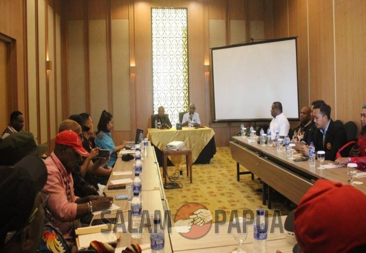 Bupati Eltinus Omaleng Ambil Alih Jabatan Ketum KONI Mimika