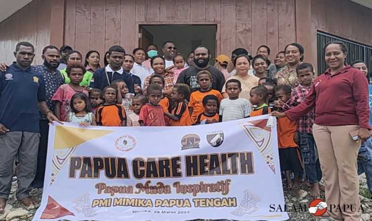 Foto bersama setelah pelaksanaan kegiatan pemeriksaan kesehatan bagi anak-anak TK Nangmora yang difasilitasi Papua Muda Inspiratif (PMI) Timika, Rabu (29/3/2023) (Foto:salampapua.com/Acik)