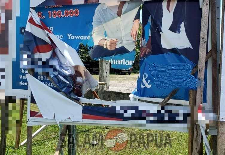 Baliho-Baliho Robek Merusak Keindahan Bundaran Timika Indah