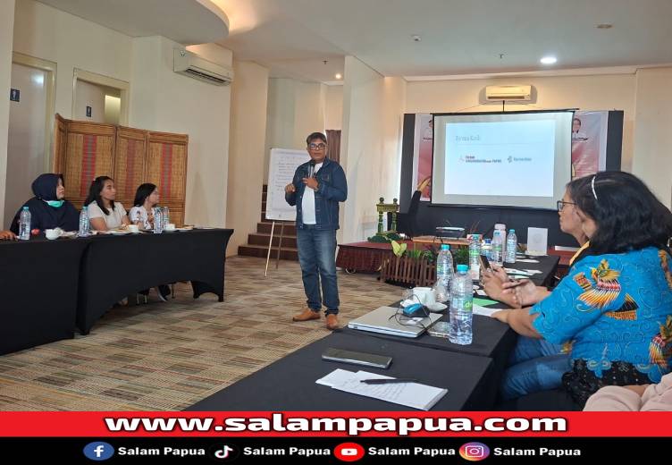 Pemateri Pdt Sefnat Lobwaer ketika menyampaikan materi pada Pelatihan Konselor Sebaya di Hotel Horison Ultima Timika, Kamis (11/12/2025)(Salampapua.com/Sianturi)