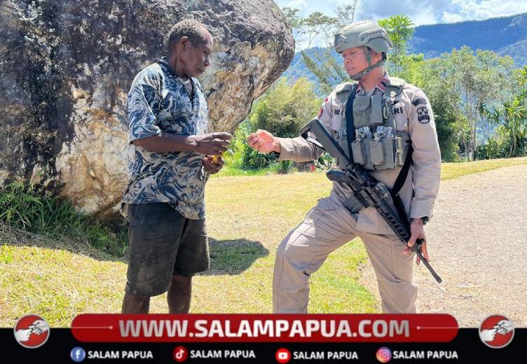Patroli Sambil Mengabdi, Satgas Damai Cartenz Layani Kesehatan Masyarakat Sinak