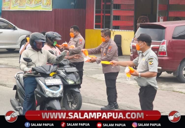 Cegah ISPA, Polres Mimika Bersama BNPB Dan Karang Taruna Bagikan 10.000 Masker