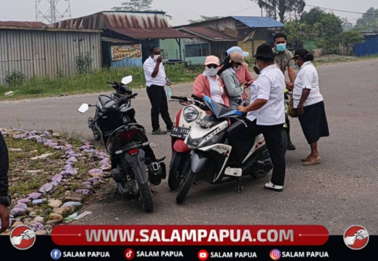 Suasana pembagian masker kepada pelajar dan masyarakat oleh Dinas Kesehatan Kabupaten Nduga, Papua Pegunungan di Kota Kenyam, Rabu (14/10/2026)(Salampapua.com/Elea Worom)