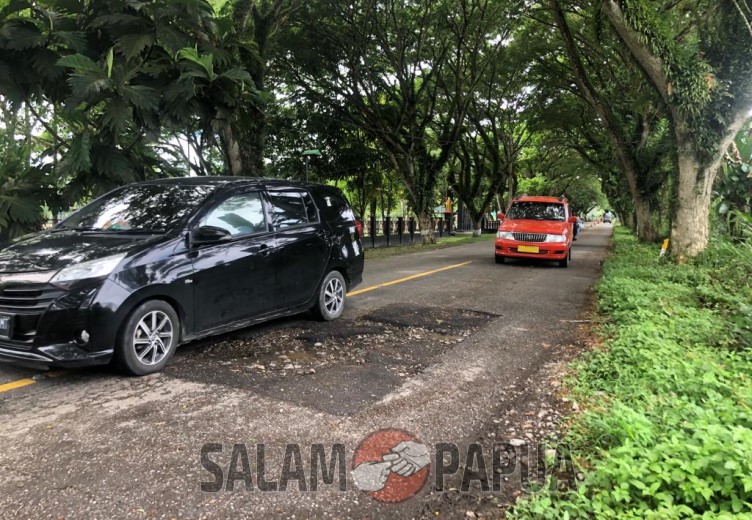 Warga Keluhkan Jalan Mapurjaya Timika Banyak Yang Rusak Dan Berlubang