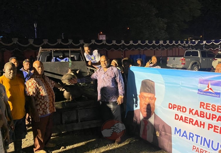 MARTINUS WALLILO SUMBANG 6 EKOR BABI UNTUK GEREJA KINGMI JEMAAT PAROUSIA