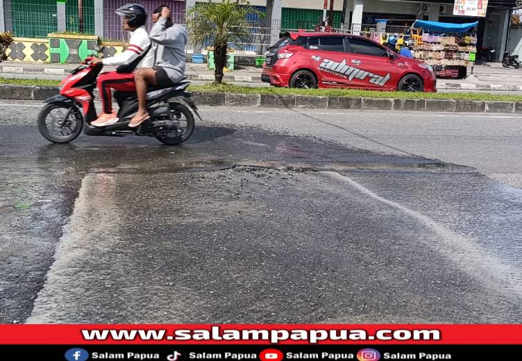 Kebocoran Pipa Kembali Jebolkan Aspal Di Jalan Cenderawasih Timika