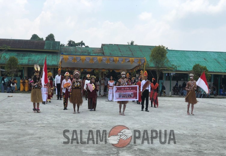 SMA N 1 Timika Gelar Upacara Hari Sumpah Pemuda 2023 Dengan Mengenakan Pakaian Adat