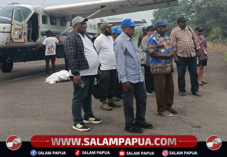 Rombongan para pengurus Gereja GKII Wilayah IV Papua setibanya di Bandara Kenyam Nduga, Senin (19/10/2026)(Salampapua.com/Elea Worom)