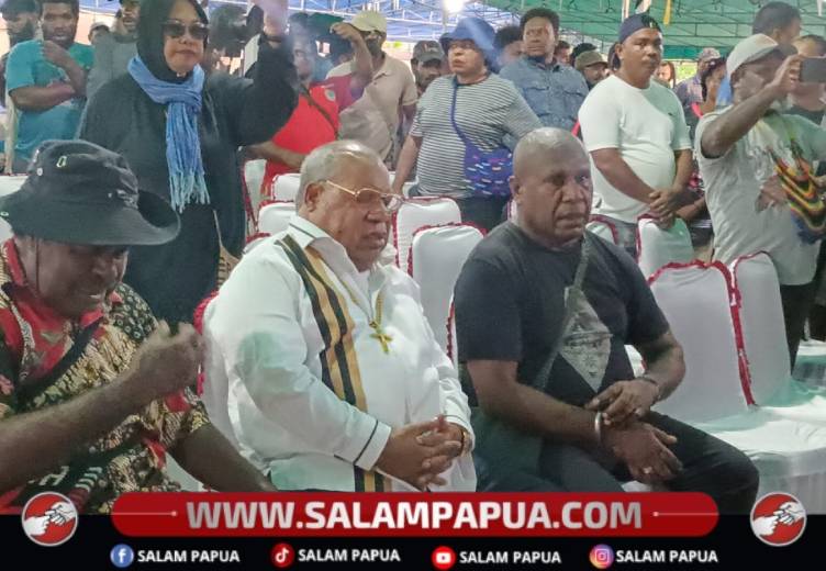 Mantan Bupati Eltinus Omaleng bersama keluarga di rumah duka Mile 32 Timika, Jumat (27/2/2026)(Salampapua.com/Acik)