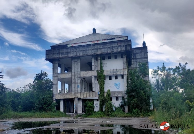 GEDUNG DINAS PERPUSTAKAAN MIMIKA KINI HOROR DAN JADI ‘ISTANA’ BAGI PEMABUK