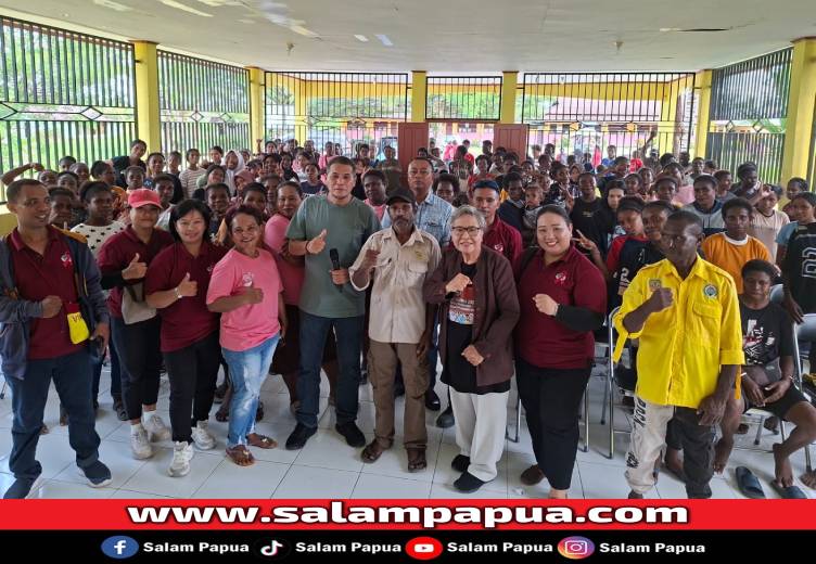 Dr Kasim dari Kementrian Sosial RI (kaos hijau) bersama pihak Yayasan Melati Peduli Timika, Pemkam Mware, Mimika Timur dan para warga di Balai Kampung Mware, Sabtu (20/12/2025)(Salampapua.com/Sianturi)