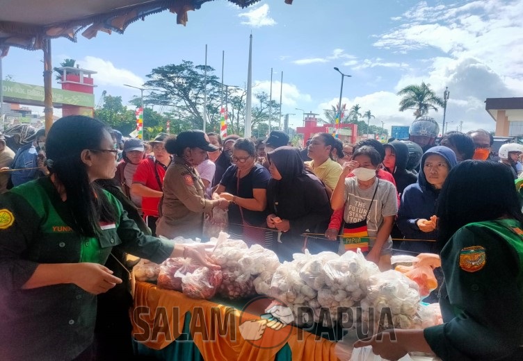 IBU-IBU RUMAH TANGGA SERBU PASAR MURAH DINAS KETAHANAN PANGAN MIMIKA