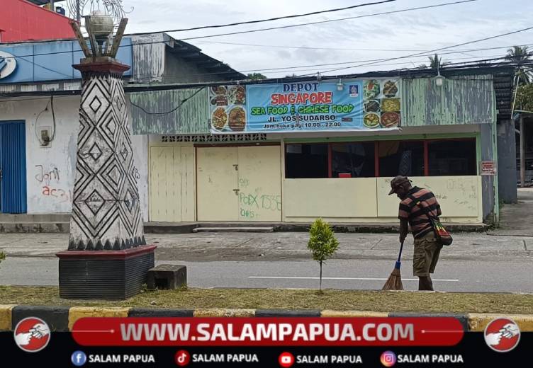 Dukung Kebersihan Kota Timika, Kontraktor Libatkan Pekerja OAP Babat Rumput Di Median Jalan