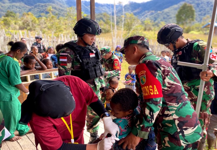 SATGAS YONIF R 631/ATG DAN POSYANDU GELAR PELAYANAN KESEHATAN GRATIS DI JILA KABUPATEN MIMIKA