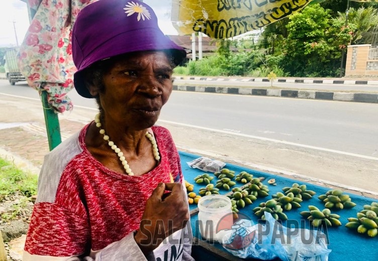 PERJUANGAN HIDUP MAMA IRENE, OAP PENJUAL PINANG YANG MAMPU SEKOLAHKAN ANAKNYA HINGGA SARJANA