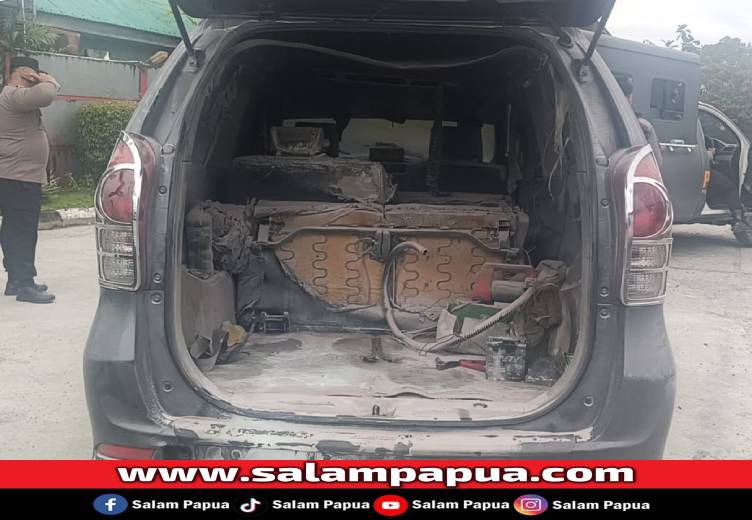 Diduga Konslet Aki, Mobil Terbakar Saat Antre BBM Di SPBU SP2 Timika