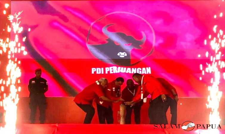 KOMARUDIN WATUBUN BUKA RAKOR PDIP 4 PROVINSI SE-TANAH PAPUA DI TIMIKA