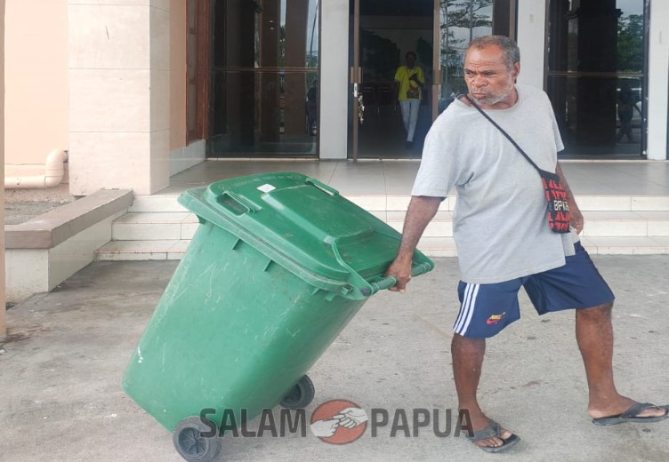 Meliaki Baransano, 14 Tahun Tenaga Honor Dan Tidak Mendapat Kesempatan Diangkat Menjadi PNS