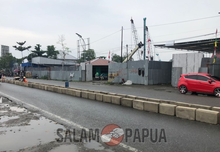 Mengurai Kemacetan, Dishub Mimika Bangun Median Jalan Di Jalan Budi Utomo Timika