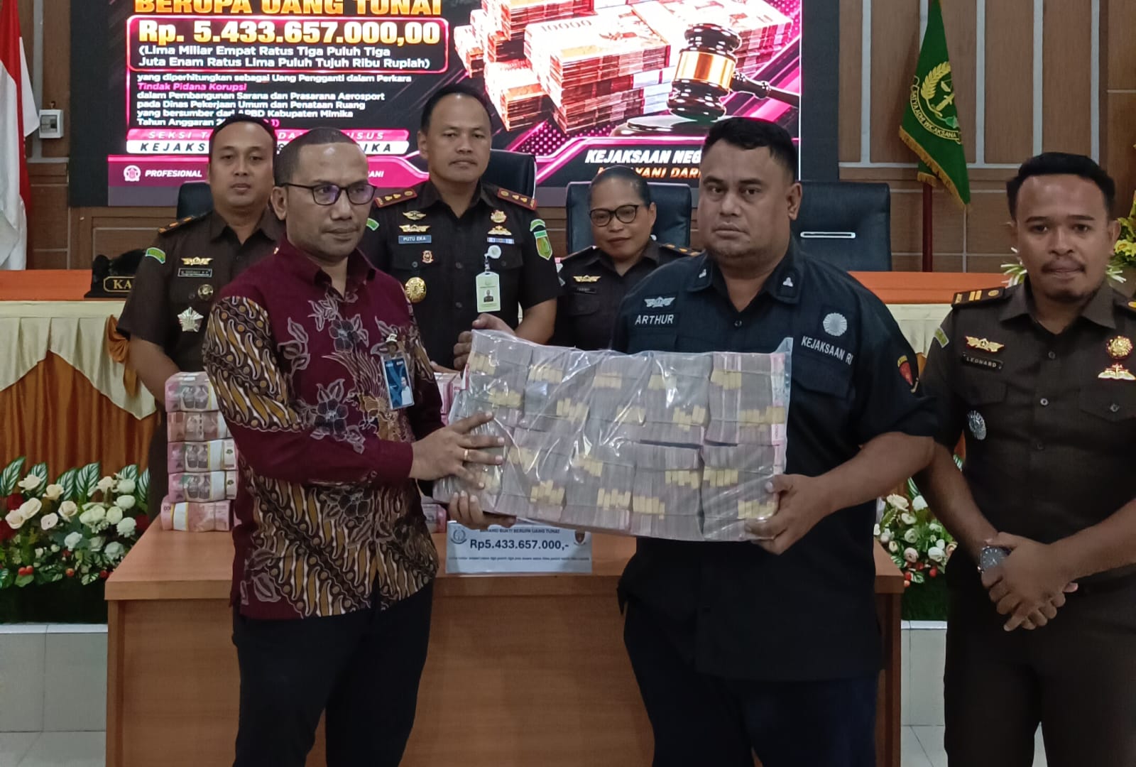 Penyerahan barang bukti uang sitaan senilai Rp5,4 miliar dari Kasi Pidsus Kejari Mimika kepada pihak BNI Cabang Timika di Aula Pertemuan Kejari Mimika, Jalan Agimuga, Mile 32, Distrik Kuala Kencana, Selasa (1/9/2026)(Salam Papua.com/Acik)