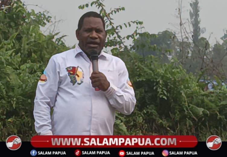 Bupati Kabupaten Nduga, Yoas Beon, SIP ketika menyampaikan sambutan pada ibadah syukuran PNS K2 dan Formasi 2024 di Kenyam, Kamis (8/10/2026)(Salampapua.com/Elea Worom)