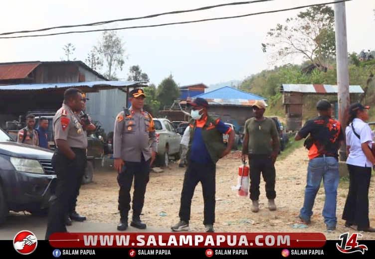 Kapolres Pegunungan Bintang Turun Langsung Padamkan Karhutla Di Gunung Jalan Okpol