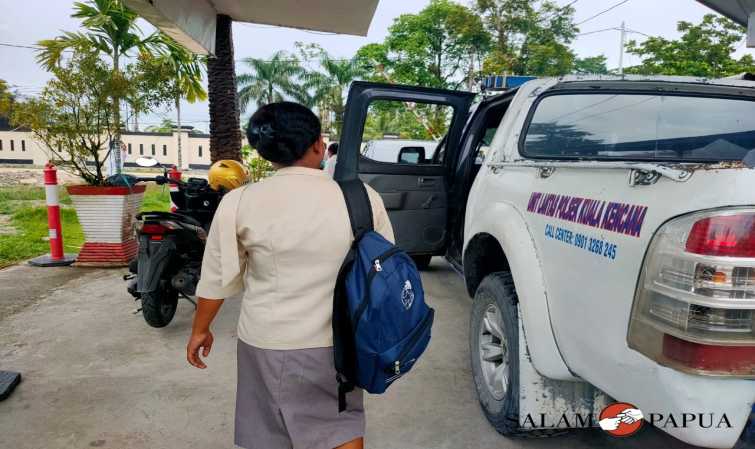 TAKUT DIBAWA KABUR OKNUM TUKANG OJEK, SISWI SMA DI TIMIKA NEKAT MELOMPAT DARI MOTOR