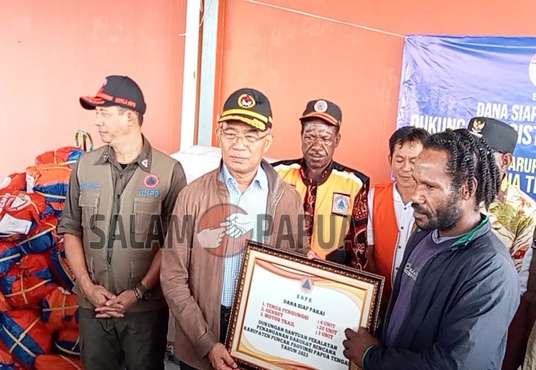 MENKO PMK SERAHKAN BANTUAN BAGI KORBAN BENCANA KELAPARAN DI KABUPATEN PUNCAK