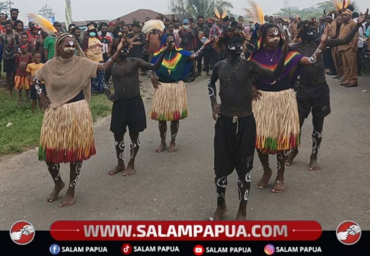 Tarian adat menyambut kedatangan para pengurus GKII Wilayah IV Papua di Kenyam, Senin (19/10/2026)(Salampapua.com/Elea Worom)