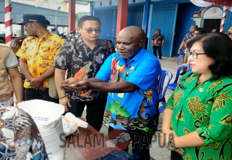 Pemkab Mimika Salurkan Bantuan Tahap Dua Ribuan Kg Beras CPP Untuk Warga Di 18 Distrik